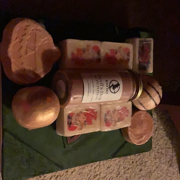 Bath potion soaps and bath bombs - Picture 2 of 3